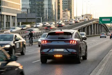 Nissan e-Power w ruchu miejskim z rekuperacją oraz podczas jednostajnej jazdy na drodze szybkiego ruchu