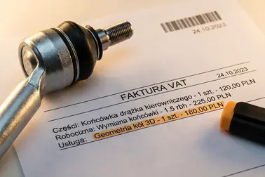 Nowa końcówka drążka na wydrukowanym rachunku z warsztatu z widocznymi pozycjami kosztowymi