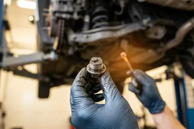 Opiłki metalu na korku spustowym oleju z manualnej skrzyni biegów