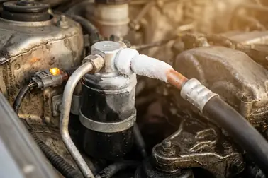 Osuszacz i przewody klimatyzacji z widocznym oszronieniem w pobliżu miejsca ograniczonego przepływu