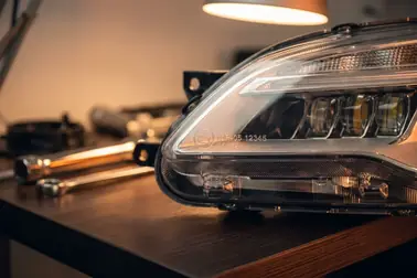 Oznaczenia homologacyjne na obudowie seryjnego reflektora LED