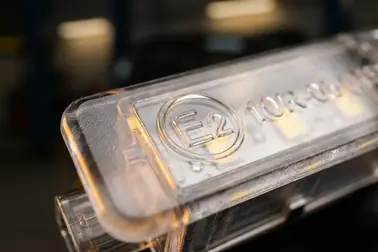 Oznaczenie homologacyjne na obudowie lampy LED oświetlającej tylną tablicę rejestracyjną