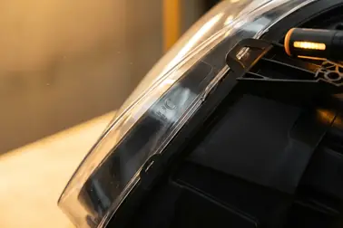 Oznaczenie materiału na plastikowej obudowie reflektora samochodowego