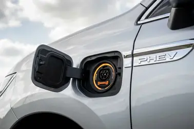 Oznaczenie PHEV i dodatkowa klapka złącza ładowania w samochodzie hybrydowym