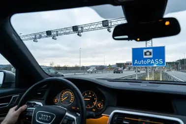 Oznakowanie automatycznego punktu poboru opłat na norweskiej drodze