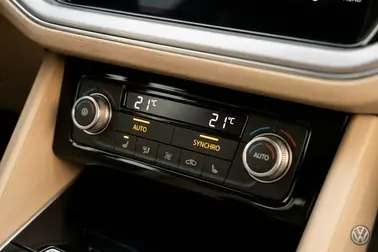 Panel Climatronic z temperaturą zadaną, przyciskiem AUTO i ustawieniami stref