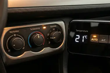 Panele klimatyzacji manualnej i automatycznej z różnymi regulatorami