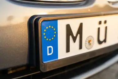 Początek niemieckiej tablicy rejestracyjnej z wyróżnionym kodem miasta lub powiatu