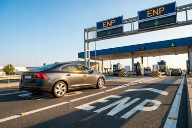 Pojazd przejeżdżający przez oznaczony pas elektronicznego poboru opłat (ENP) na serbskiej autostradzie
