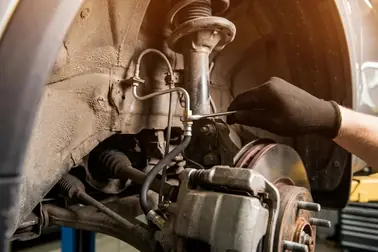 Połączenie sztywnego metalowego przewodu hamulcowego z elastycznym odcinkiem przy kole