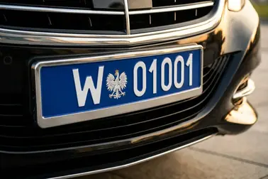 Polska niebieska tablica dyplomatyczna z białymi znakami