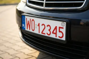 Polska tablica tymczasowa z czerwonymi znakami na białym tle