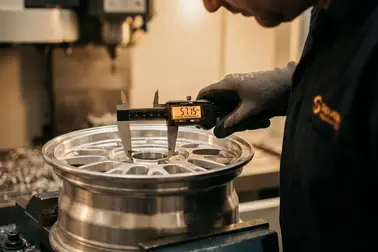 Pomiar średnicy otworu centrującego felgi aluminiowej przed roztaczaniem