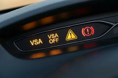 Porównanie kontrolek VSA, VSA OFF, trójkąta z wykrzyknikiem oraz wykrzyknika w okręgu z objaśnieniem obramowań