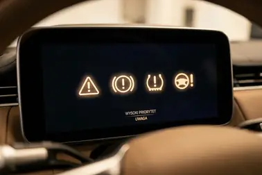 Porównanie konturów: trójkąt, ikona hamulców, symbol TPMS oraz kierownica z wykrzyknikiem