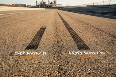 Porównanie odcinków hamowania samochodu przy 50 i 100 km/h
