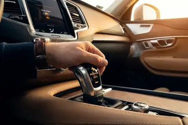 Porównanie płynności przyspieszania samochodu z półautomatem i klasycznym automatem
