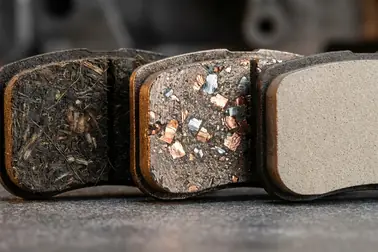 Porównanie powierzchni mieszanek organicznych, metalicznych i ceramicznych klocków hamulcowych
