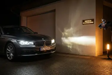Porównanie przejrzystości lewej i prawej lampy samochodowej po czyszczeniu