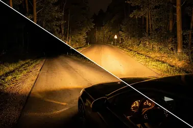 Porównanie wiązki świateł mijania i drogowych przed samochodem nocą