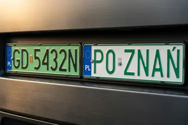 Porównanie zielonego tła z czarnymi znakami oraz białego tła z zielonymi znakami na polskich tablicach