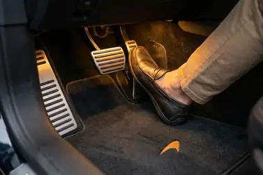 Prawa stopa kierowcy przenoszona z pedału gazu na pedał hamulca w samochodzie z automatyczną skrzynią