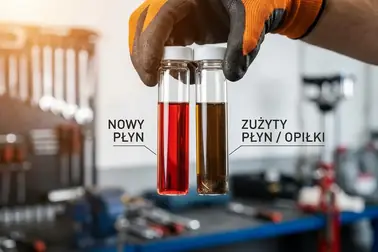 Próbki czystego i zanieczyszczonego płynu wspomagania z widocznym osadem oraz opiłkami