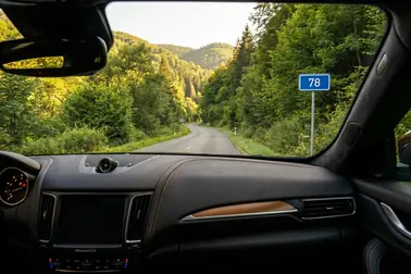 Przebieg drogi I/78 od granicy z Polską w kierunku Námestova na tle płatnych tras