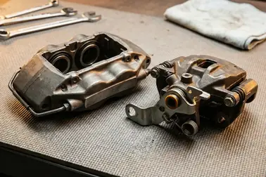 Przedni zacisk hamulcowy oraz tylny zacisk z mechanizmem hamulca postojowego
