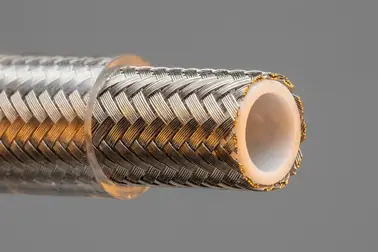 Przekrój przewodu hamulcowego z rdzeniem PTFE, stalowym oplotem, osłoną i końcówką