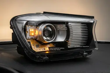 Przekrój reflektora LED z modułem diodowym, układem optycznym, radiatorem i sterownikiem