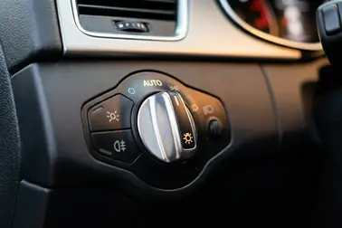 Przełącznik świateł samochodowych ustawiony w pozycji AUTO