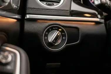 Przełącznik świateł samochodu ustawiony w pozycji AUTO obok oznaczenia 0