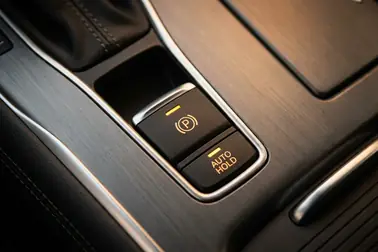 Przyciski elektrycznego hamulca postojowego EPB i funkcji Auto Hold w konsoli samochodu