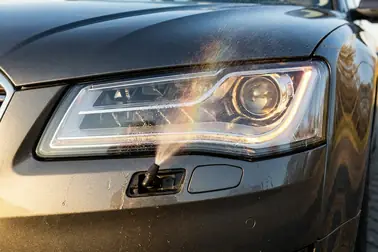 Reflektor ksenonowy z czujnikiem poziomowania i urządzeniem do oczyszczania klosza