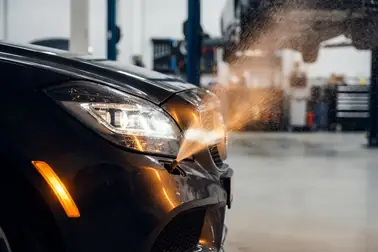 Reflektor LED z urządzeniem oczyszczającym i automatycznym układem poziomowania