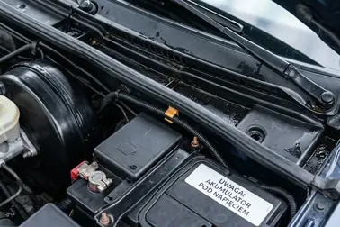 Rejon serwa, akumulatora i odpływów podszybia w Volkswagenie Passacie B5
