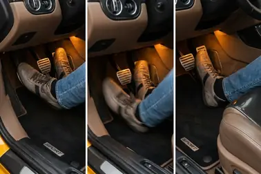 Ruchy stóp kierowcy obrazujące krótkie naciśnięcie gazu podczas redukcji biegu z międzygazem