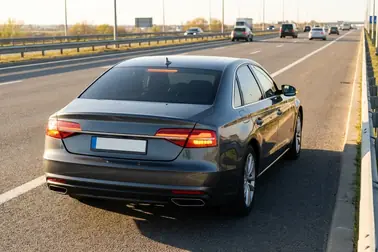 Samochód bezpiecznie zatrzymany poza pasem ruchu po zapaleniu czerwonej kontrolki
