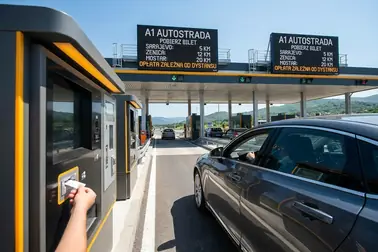 Samochód przy bramce autostradowej w Bośni jako przykład opłaty odcinkowej zamiast winiety