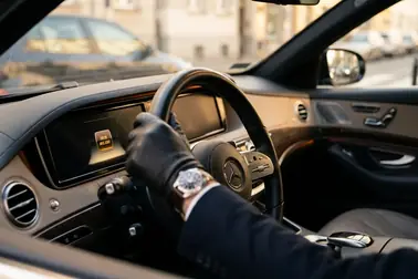 Samochód wykonujący ciasny manewr parkingowy z aktywnym trybem City