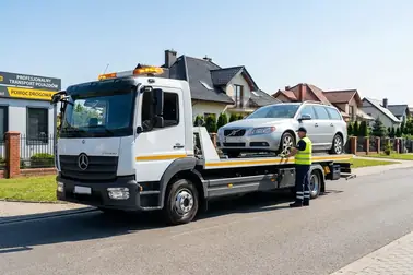 Samochód z brakującą tablicą rejestracyjną przewożony na lawecie