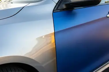 Samochód z fragmentem nadwozia oklejonym folią zmieniającą kolor i wykończenie lakieru