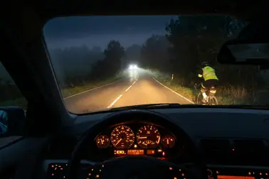 Samochód z przeciwka, pojazd poprzedzający, tramwaj, pieszy i rowerzysta w zasięgu świateł drogowych