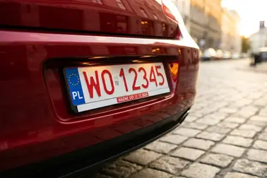 Samochód z urzędowymi tablicami tymczasowymi podczas oczekiwania na wtórnik