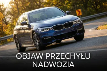 Samochód z wyraźnym przechyłem nadwozia podczas pokonywania zakrętu