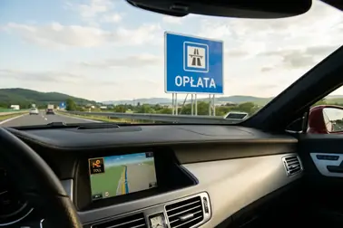 Samochód zbliżający się do oznaczonego odcinka słowackiej autostrady objętego winietą
