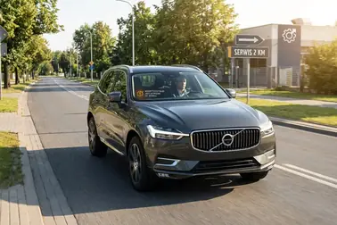 Samochód ze stale świecącą żółtą kontrolką check engine jedzie spokojnie krótką trasą do warsztatu.