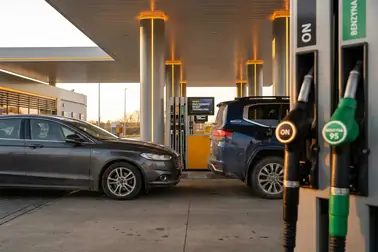 Samochody z benzynowym i wysokoprężnym układem mild hybrid 48 V w różnych warunkach jazdy