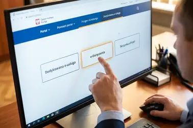 Schemat wyboru między dedykowaną e-usługą, e-Doręczeniami i wyjątkowo dopuszczonym ePUAP.
